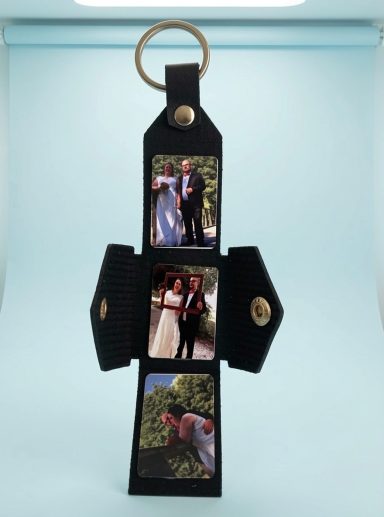 Porte-clés noir avec trois photos de mariage en couleur.